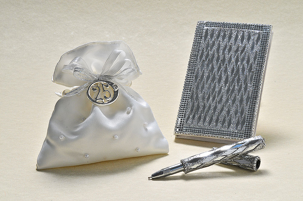 Agendina con penna argentata decorata con specchietti scintillanti e sacchetto in raso, impreziosito da perle con ciondolo in argento.