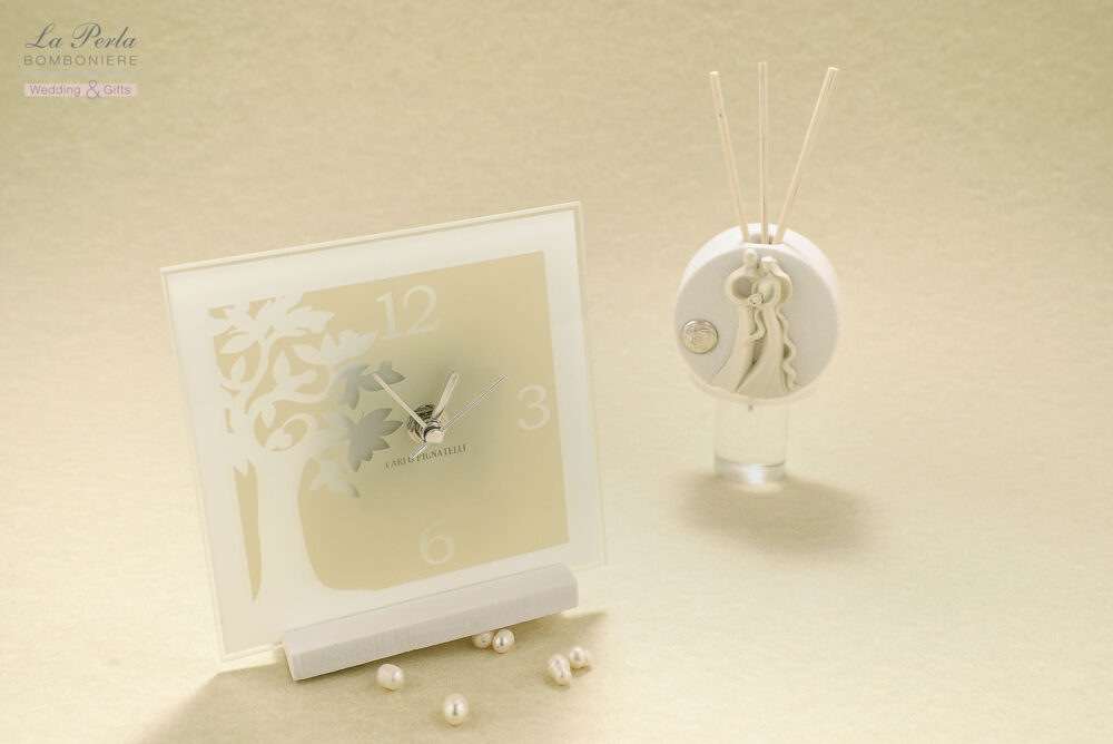 Orologio Albero della Vita e Profumatore coppia sposi firmati Carlo Pignatelli. Collezione Susanna in vetro avorio satinato e profumatore in gres. Partecipazioni di Carlo Pignatelli incluse.