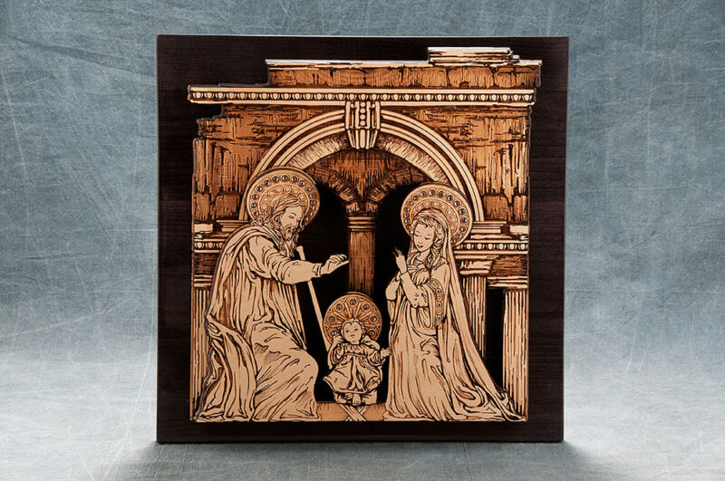 Icona Sacra Famiglia in legno intagliato al laser, con intarsi in strass; cm 30 x 30.