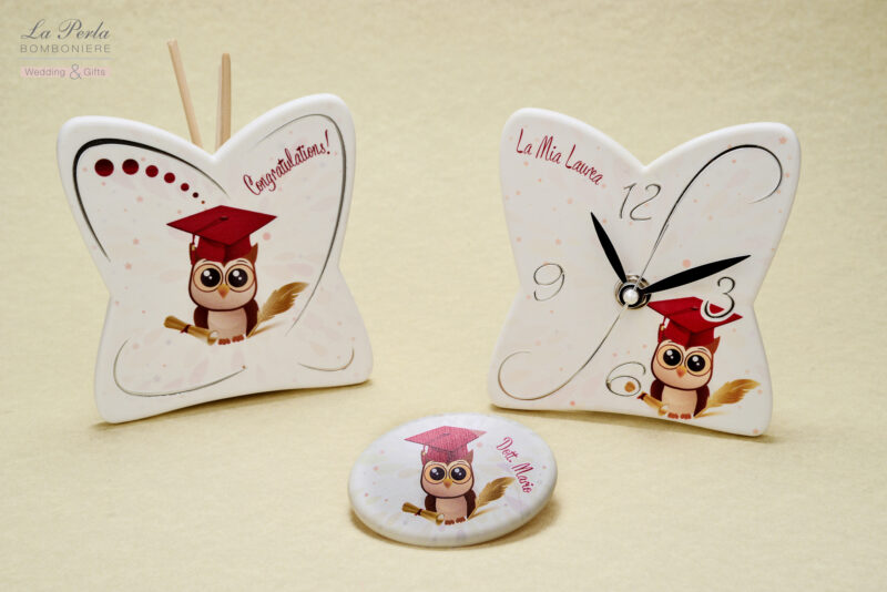 Orologio, profumatore e magnete in resina made in Italy, con possibilità di personalizzare La Mia Laurea con Facoltà e nome del laureato.