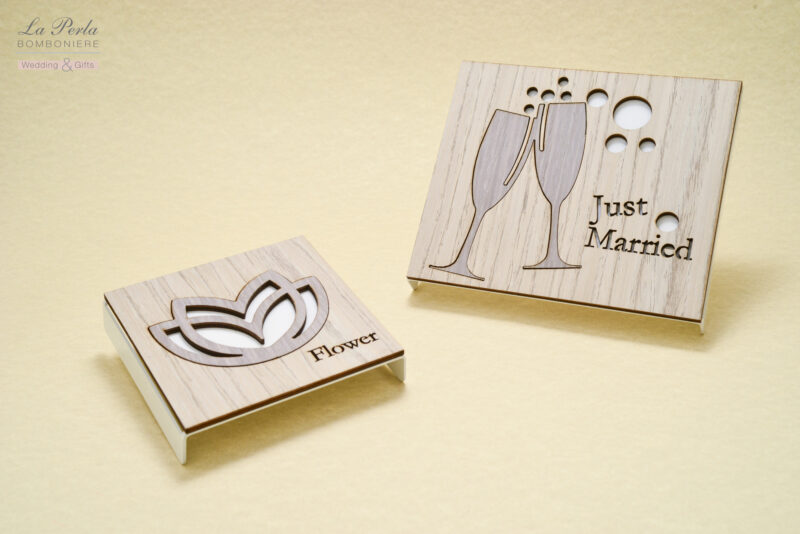 Sottopentola "Just Married" e Fior di Loto dalle 1000 sfumature, in metallo e legno intagliati al laser, tutto made in Italy.