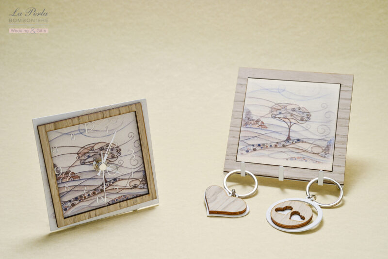 Orologio e appendichiavi a 3 posti con particolare di Paesaggio romantico. Metallo e legno intagliati a laser, made in Italy.