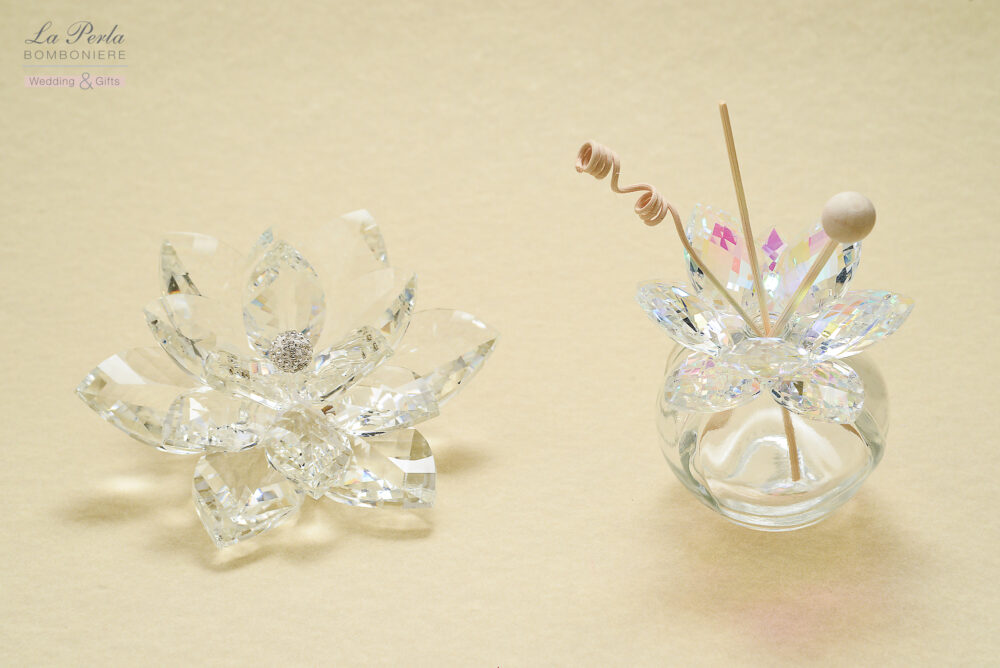 Profumatore elegante in cristallo e Fior di Loto in cristallo iridescente, che richiama il fiore dalle 1000 sfumature. Made in Italy.