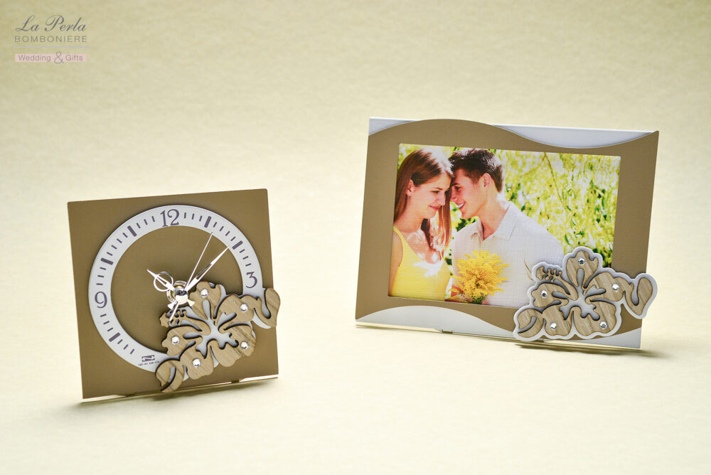 Orologio e Portafoto Hibiscus, il fiore simbolo di "bellezza delicata". In metallo e dettagli in legno intagliati al laser. Progetto e realizzazione Made in Italy.
