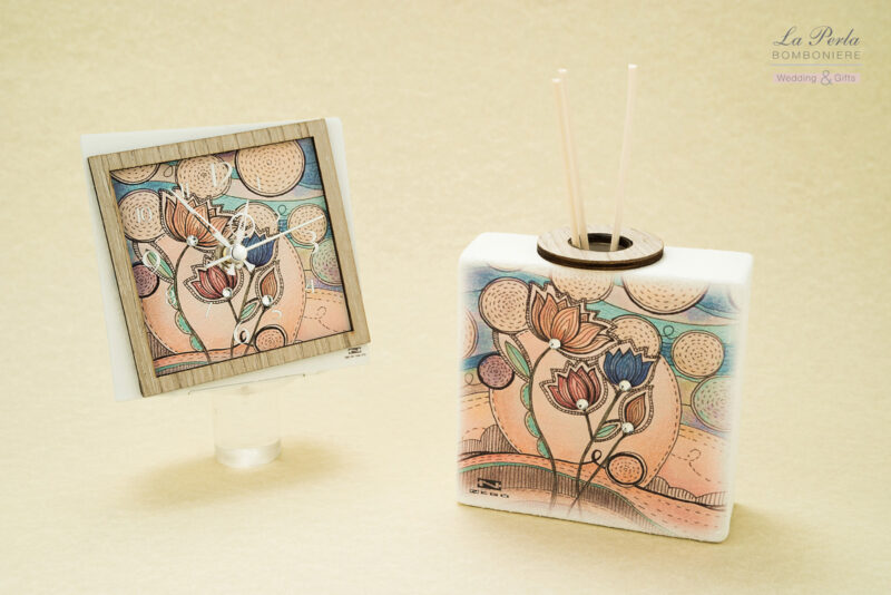 Orologio decori Summer in metallo e legno intagliato al laser e Profumatore in bisquit con fragranza tutto Made in Italy.