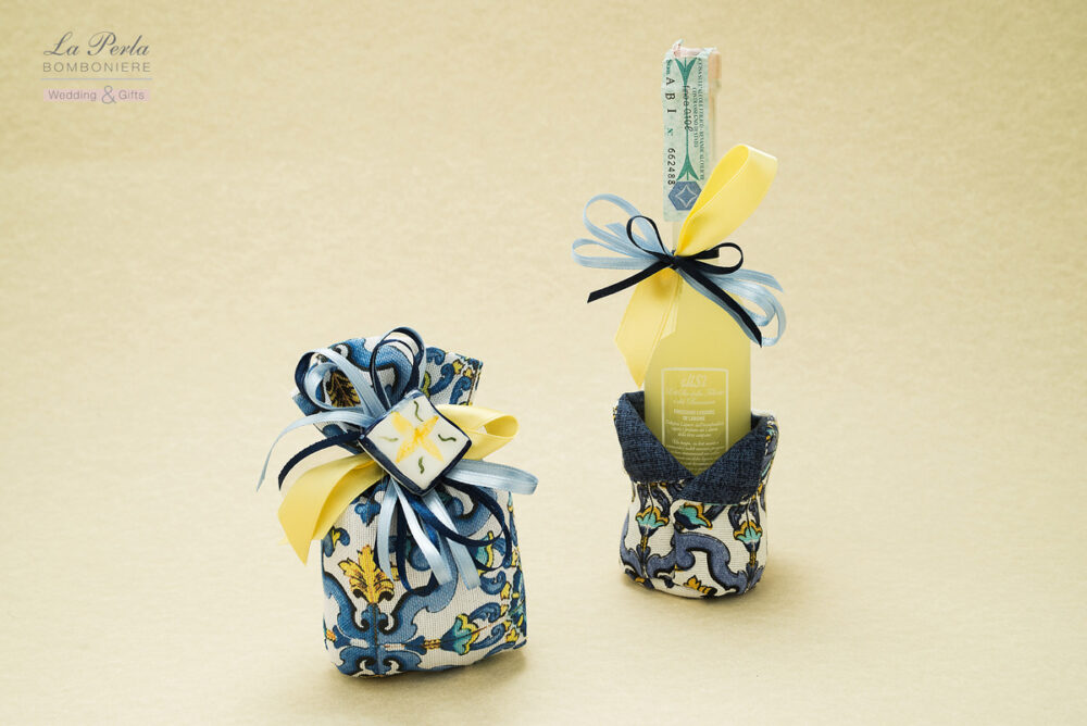 Sacchetto bombato con magnete in ceramica dipinto a mano e portaliquore con limoncello, prodotto dalla casa Amarischia. Anche Dolce e Gabbana hanno scelto per il 2020, i colori di Sicilia.