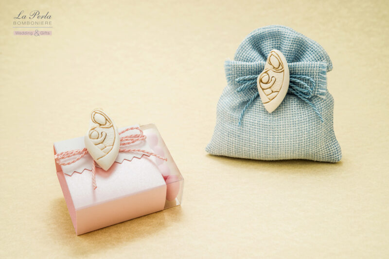 Per la Nascita o il Battesimo ecco il Magnete Maternità applicato sulla scatolina portaconfetti e sacchettino rosa o azzurro in tessuto di cotone tipo juta. Made in Italy.