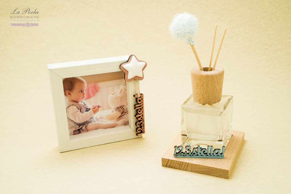 Portafoto in legno bianco con stella profumata e Profumatore per ambiente con decoro 123stella. Il decoro è personalizzabile col nome dei vostri bimbi.